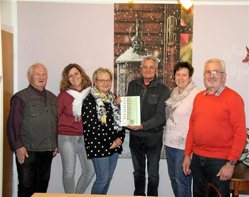 Bei der Spendenübergabe (v.li.): Bernd Fricke, Birgit Wedra, Ingried Gröne, Siegfried Wendler, Monika Beushausen und Gottfried Schäfer.  Foto: Hohaus