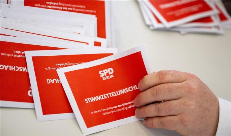 Bei der Stichwahl zum SPD-Parteivorsitz traten Martin Hikel und Nicola Böcker-Giannini gegen Kian Niroomand und Jana Bertels an.