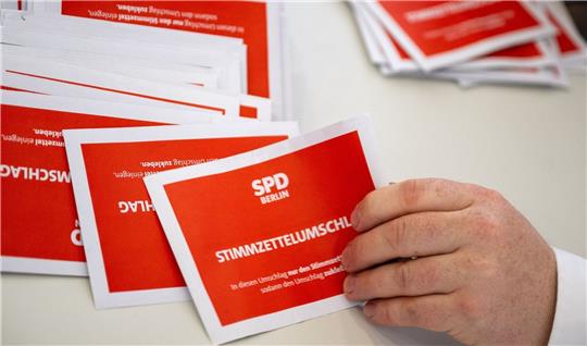 Bei der Stichwahl zum SPD-Parteivorsitz traten Martin Hikel und Nicola Böcker-Giannini gegen Kian Niroomand und Jana Bertels an.
