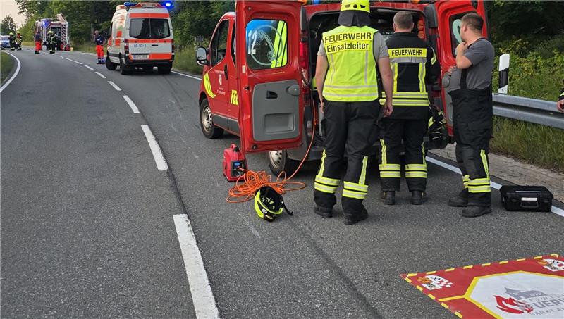 Bei der Suche nach dem verletzten Motorradfahrer setzen die Einsatzkräfte auch Drohnen ein, deren Flug sie per Monitor vom Feuerwehrwagen aus verfolgen.