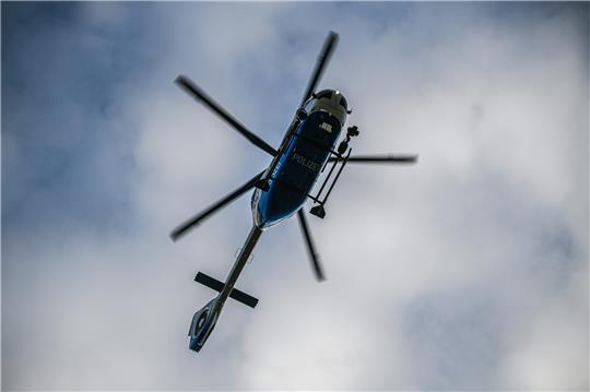 Bei der Suche nach den bewaffneten Tätern kam in der Nacht zum Donnerstag auch ein Hubschrauber der Bundespolizei zum Einsatz. Letzlich wurde das Duo mitten in der Wernigeröder Innenstadt geschnappt. Foto: picture alliance/dpa | Jason Tschepljakow