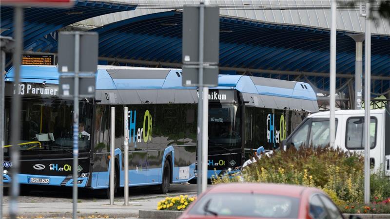 Bei der Suche prüft die Polizei auch Videoaufnahmen aus Bussen.