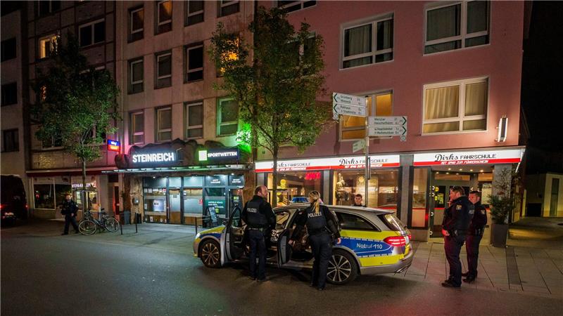 Prozessstart nach Schüssen im Wettbüro in Gießen Bei der Tat in einem Wettbüro in der Gießener Innenstadt waren drei Menschen durch Schüsse verletzt worden. (Archivbild)
