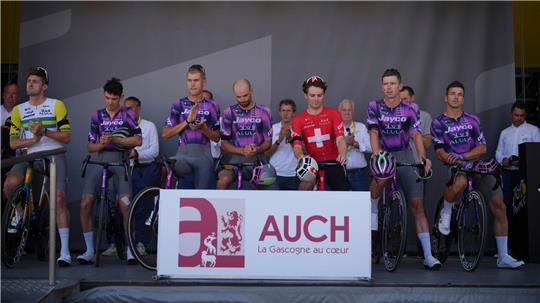 Bei der Tour de France legte das Team des tödlich verunglückten Radsportlers eine Schweigeminute ein.