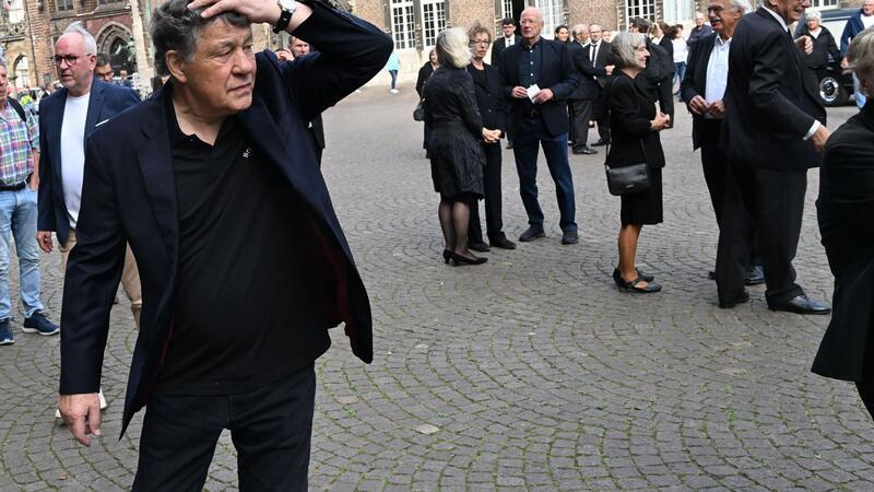 Viel Prominenz bei Trauerfeier für Willi Lemke Bei der Trauerfeier für Willi Lemke zu Gast: Der frühere Werder-Trainer Otto Rehhagel