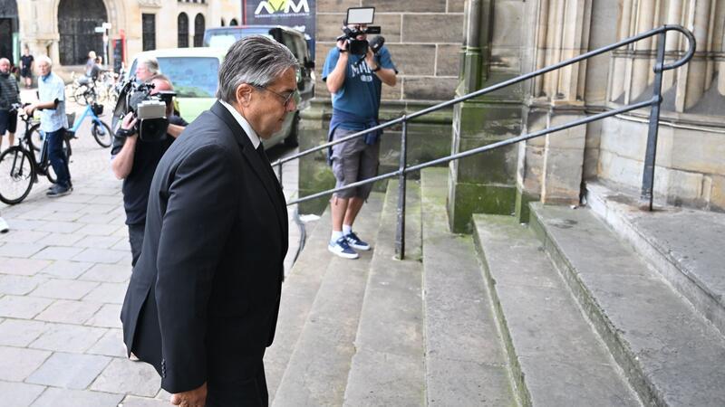 Viel Prominenz bei Trauerfeier für Willi Lemke Bei der Trauerfeier für Willi Lemke zu Gast: Der frühere Bundesaußenminister Sigmar Gabrial.