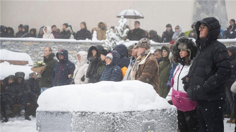 Schweizer Inferno: U-Haft-Antrag am Trauertag Bei der Trauerfeier für die Opfer des Infernos von Crans-Montana ruhte in der Schweiz für Minuten das öffentliche Leben.