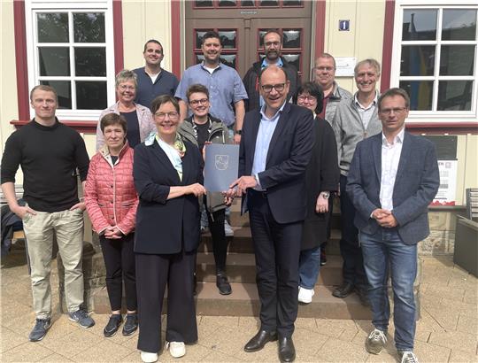 Bei der Übergabe der Aufnahmebestätigung durch die Landesbeauftragte für regionale Landesentwicklung Dr. Ulrike Witt an Seesens Bürgermeister Erik Homann und Mitglieder des Stadtrates.  Foto: Kiehne