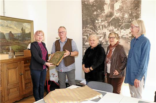 Bei der Übergabe der Mappe von Kathinka (1879 bis 1962) an Ulrich Albers, Chef des Stadtarchivs: von links Vera Tietz, Christa Kurkofka, Brigitte Harder und Elke Hess. Sie bilden die Arbeitsgruppe „Goslarer Frauenort“ und sind für Neuzugänge weiterer Interessierter offen. Foto: Kaspert