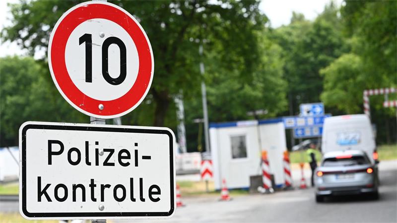 Bei der Überwachung der Grenzregion zwischen Niedersachsen und den Niederlanden setzt die Bundespolizei auf verschiedene Taktiken. (Archivbild) 