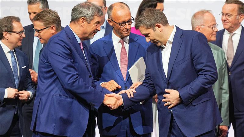 Bei der Unterzeichnung des Koalitionsvertrags im Mai war die Stimmung bei den Chefs der drei Regierungsparteien in der schwarz-roten Koalition noch gut. (Archivbild)