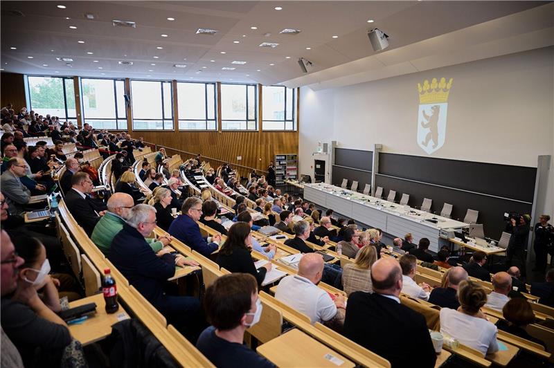 Bundestagswahlwiederholung in 300 Berliner Bezirken möglich Bei der Verhandlung des Verfassungsgerichts zu den Berliner Wahlen ist der Hörsaal der Freien Universität gut gefüllt.