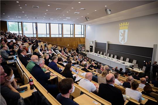 Bei der Verhandlung des Verfassungsgerichts zu den Berliner Wahlen ist der Hörsaal der Freien Universität gut gefüllt.