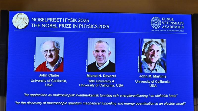 Bei der Verkündung der Namen der Empfänger des Nobelpreises für Physik werden Fotos der Gewinner John Clarke (l-r), Michel H. Devoret und John M. Martinis, auf einem Bildschirm in Stockholm, Schweden, gezeigt.