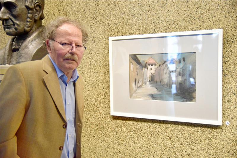 Hans-Georg Wöhle zeigt das Innere seiner Seele Bei der Vernissage zeigt Hans-Georg Wöhle auch eines seiner Lieblingsmotive– entstanden in einer Halbzeitpause. Foto: Neumann
