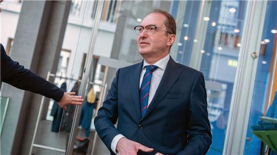 Bei der Vorstellung der Jahresstatistik zur politisch motivierten Kriminalität wurde Bundesinnenminister Alexander Dobrindt (CSU) auch nach der AfD gefragt. 