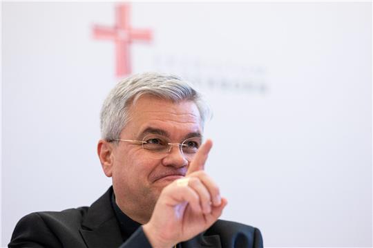 Neuer Paderborner Erzbischof ruft zum Dialog mit Rom auf Bei der Vorstellung des neu ernannten Erzbischofs von Paderborn spricht Udo Markus Bentz bei der Pressekonferenz.