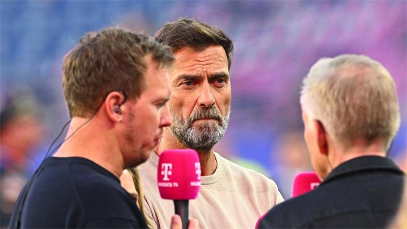 Nagelsmann weg: DFB vor der großen Lösung mit Klopp Bei der WM trafen Julian Nagelsmann (l) als Bundestrainer und Jürgen Klopp (M) als TV-Experte aufeinander. (Archivbild)