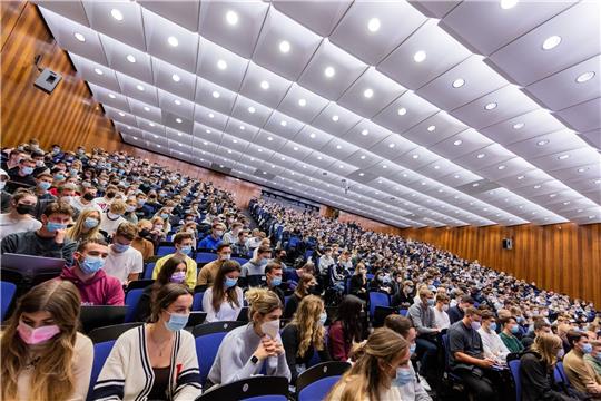Bei der Wahl des Arbeitgebers sind vielen Studierenden einer EY-Studie zufolge Gehalt, Jobsicherheit und die Vereinbarkeit von Familie und Beruf wichtig.
