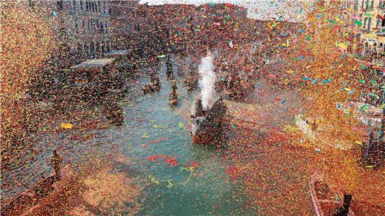 Bei der Wasserparade im Karneval in Venedig wird mit viel Konfetti gefeiert.