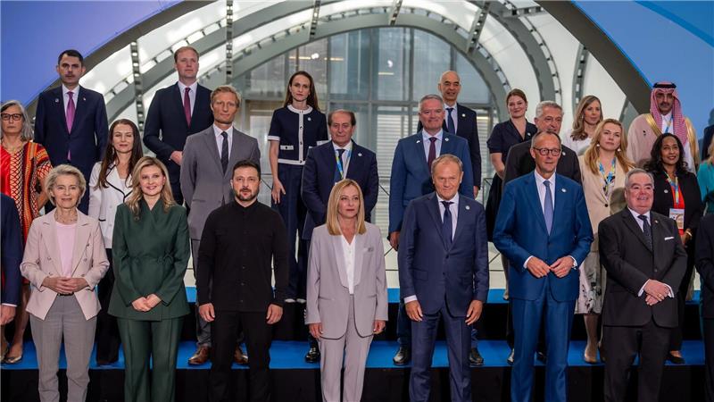 Bei der Wiederaufbaukonferenz für die Ukraine stellen sich die Teilnehmer rund um Präsident Wolodymyr Selenskyj zum Gruppenfoto auf.
