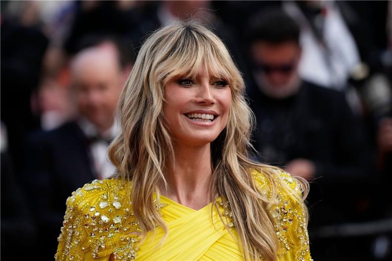 „GNTM”: Heidi Klum schickt vier Models nach Hause Bei der ersten Challenge mussten die Kandidatinnen und Kandidaten zu zweit vor einer Kamera posieren und Heidi Klum überzeugen.