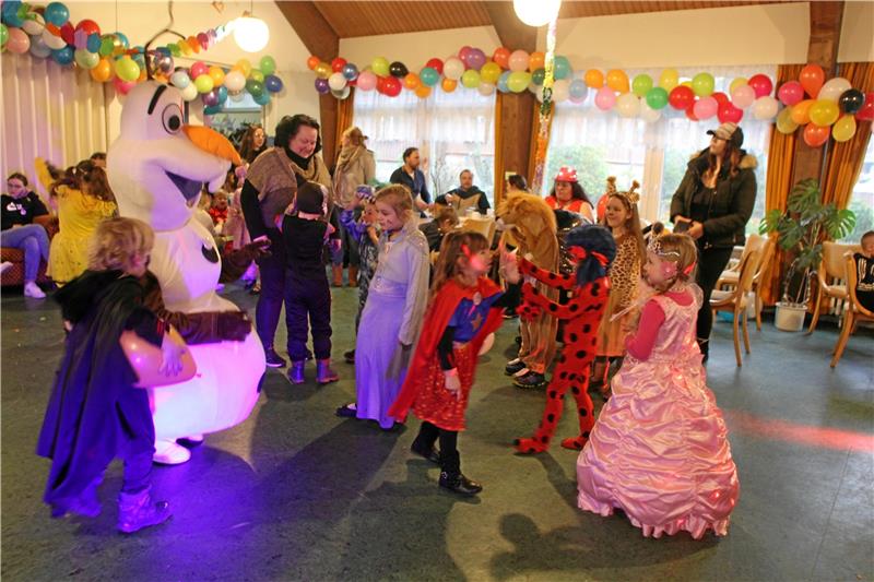 Bei der großen Faschingsfeier des Kinderschutzbundes in Braunlage tanzen die Mädchen und Jungen mit DJ Olaf. Zum Programm gehört neben Musik und Spielen auch ein Bilderbuchkino, das vom Zirkuspferd Padarak erzählt.  Foto: Nachtweyh