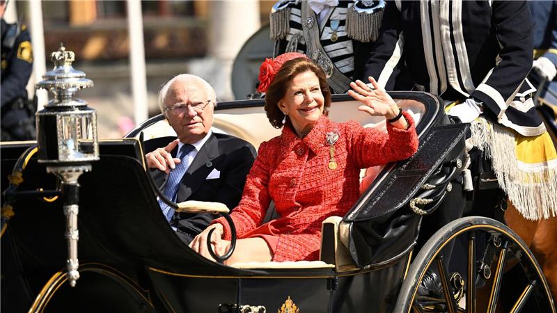Bei der großen Feier zu ihrer Goldhochzeit fuhren König Carl XVI. Gustaf und Königin Silvia am vergangenen Wochenende in einer offenen Kutsche durch Stockholm. 