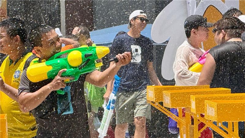 Bei der großen Hitze bieten die Wasserschlachten eine willkommene Abkühlung.