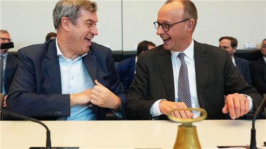 Bei der konstituierenden Sitzung der neuen Unionsfraktion präsentieren sich Wahlsieger Friedrich Merz (CDU) und CSU-Chef Markus Söder bestens gelaunt. Während die Union aufs Tempo drückt, setzt die SPD ihren eigenen Ton.