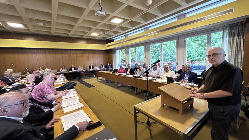 Welche Aufgaben hat Bad Harzburgs Behindertenbeauftragter? Bei der letzten Ratssitzung vor der Sommerpause im Juni stellt sich Martin Dahm dem Gremium vor und wird einstimmig gewählt.