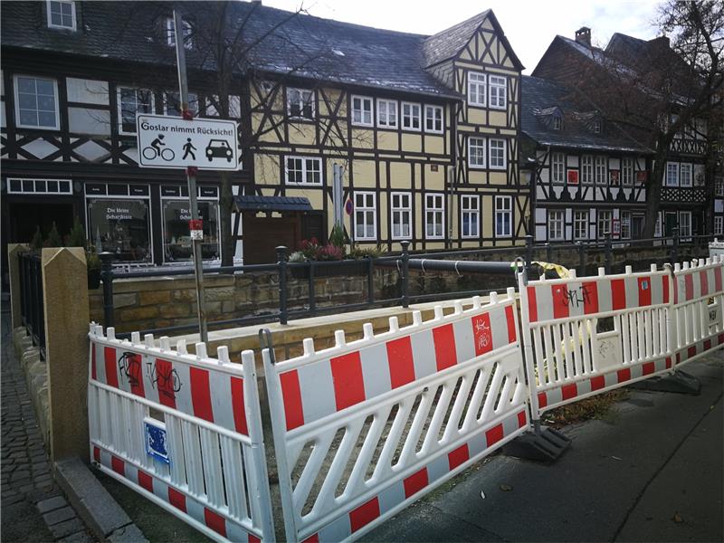 Baustelle an der Abzucht: Stromkabel bei Brücke vergessen Bei der neuen Domstraßen-Brücke wurde das Verlegen der Stromkabel vergessen. Harz-Energie will Anfang 2022 nachträglich bohren. Fotos: Roß
