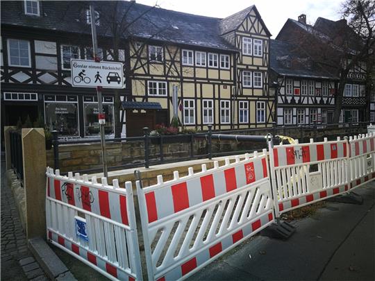 Bei der neuen Domstraßen-Brücke wurde das Verlegen der Stromkabel vergessen. Harz-Energie will Anfang 2022 nachträglich bohren. Fotos: Roß