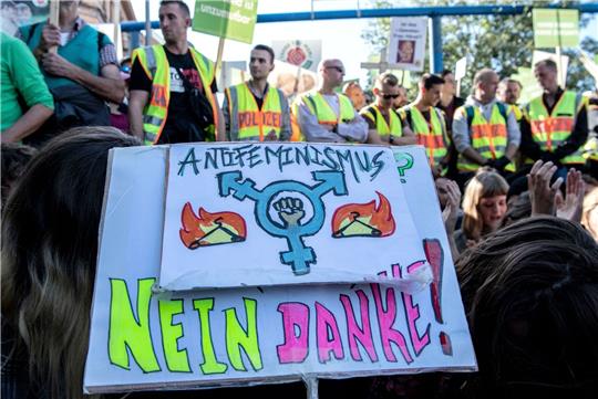 Bei der neuen Meldestelle für Antifeminismus können Betroffene feindselige Äußerungen oder Bedrohungen melden und Beratung erhalten. Das Angebot wird offensichtlich genutzt.