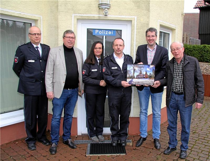 Bei der offiziellen Übergabe der Polizeistation Hahnenklee sind (v.li.) Michael Lepa, Burkhard Siebert, Petra Krischker, Norbert Jaeger, Dr. Oliver Junk und Heinrich Wilgenbus zugegen.  Foto: Hohaus