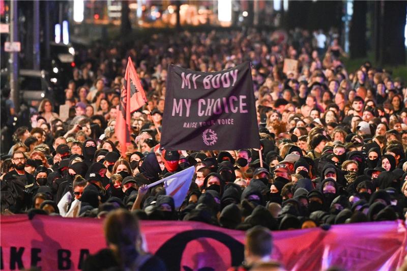 Eierwürfe und Gesang - Demos ziehen durch Berlin Bei der queer-feministischen Demonstration «Take back the night» zogen nach Polizeiangaben etwa 2800 Menschen durch Berlin-Friedrichshain.