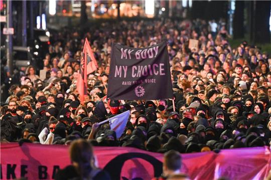 Bei der queer-feministischen Demonstration «Take back the night» zogen nach Polizeiangaben etwa 2800 Menschen durch Berlin-Friedrichshain.