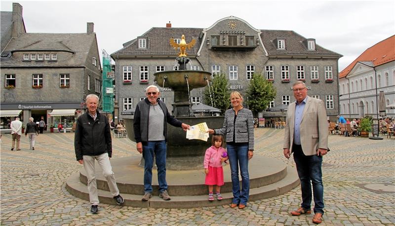 Mit Miniautos Verkehrsregeln erlernen Bei der symbolischen Spendeübergabe vor dem Marktbrunnen (v. li): Gerd Niehus, Peter Scheffel, Dr. Anke Gabriel mit Tochter Thea und Burkhard Siebert. Foto: Hohaus