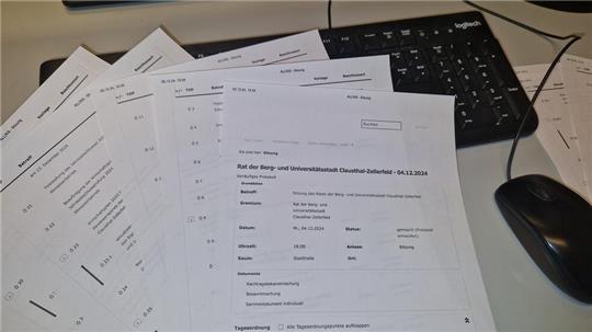 Bei der umfangreichen Tagesordnung der Ratssitzung kommt so manche Seite zusammen. Darum hat die Grünen-Fraktion auch den Antrag gestellt, dass künftig die komplette Ratsarbeit digital stattfindet. Die Mehrheit ist davon nicht überzeugt.