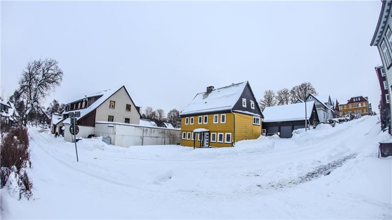 Bei dichten Schneedecken, wie hier in Clausthal-Zellerfeld, ist Fahren eine Herausforderung.