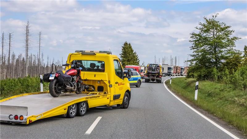 Bei diesem Verkehrsunfall auf der B4 zwischen Braunlage und Hohegeiß ist ein 56-jähriger Motorradfahrer aus Isernhagen bei Hannover schwer verletzt worden.