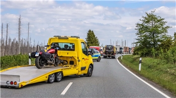 Bei diesem Verkehrsunfall auf der B4 zwischen Braunlage und Hohegeiß ist ein 56-jähriger Motorradfahrer aus Isernhagen bei Hannover schwer verletzt worden.