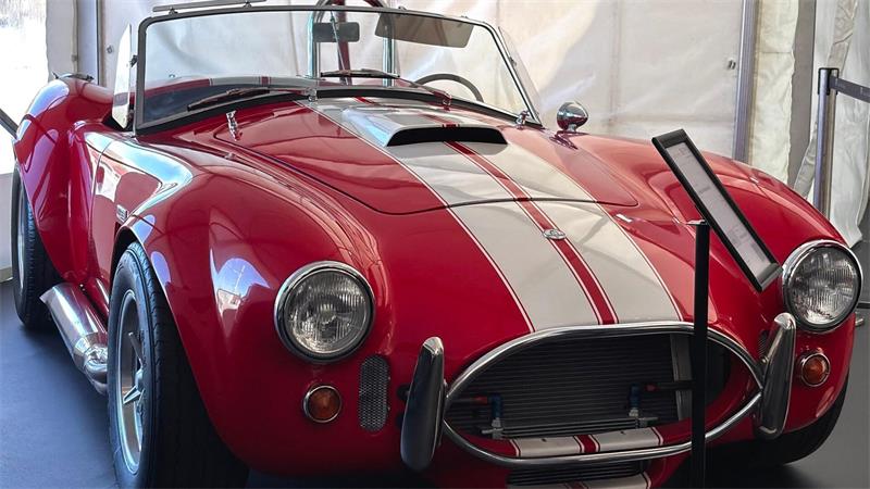 Bei diesem Wagen handelt es sich um einen Nachbau eines Shelby Cobras aus dem Jahr 2005 aus den USA.