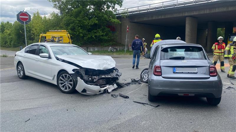 Bei einem Abbiegeunfall auf der B6 bei Jerstedt wurden drei Personen leicht verletzt.