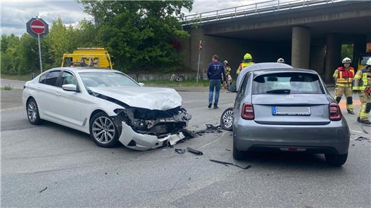 Bei einem Abbiegeunfall auf der B6 bei Jerstedt wurden drei Personen leicht verletzt.