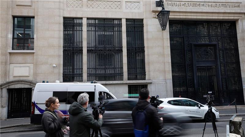 Bei einem Anschlagsversuch auf eine US-Bank in Paris ist ein Verdächtiger auf frischer Tat festgenommen worden.