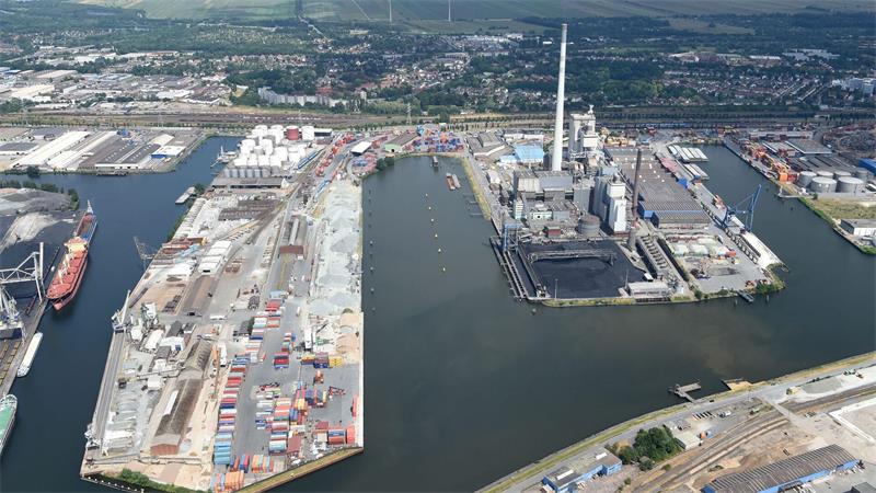 Bei einem Arbeitsunfall im Neustädter Hafen ist ein Mann gestorben. (Archivbild)