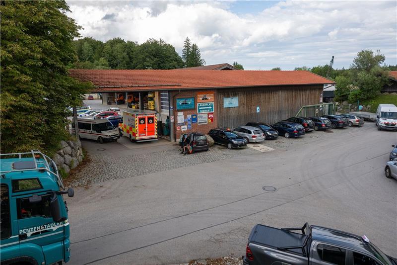 Trauer nach Tod von drei Arbeitern in Kanalsystem Bei einem Arbeitsunfall in einer Entsorgungsfirma in Oberbayern sind drei Männer in einem Kanalsystem ertrunken.