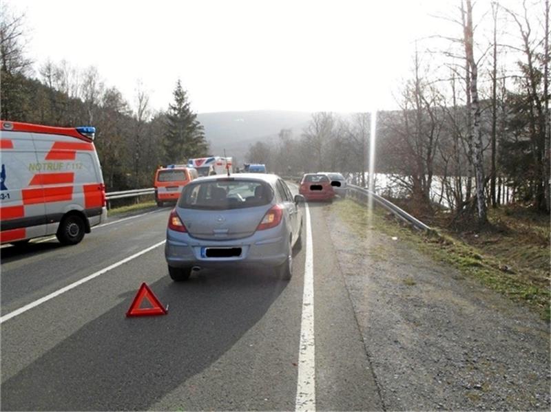 Bei einem Auffahrunfall an der Innerstetalsperre auf der L 515 werden alle Fahrerinnen der drei beteiligten Autos und eine Beifahrerin verletzt.  Foto: Polizei