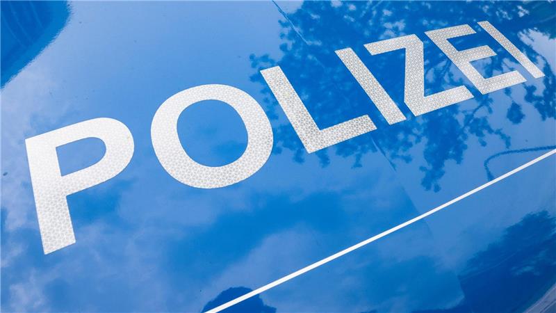 Bei einem Autounfall auf der B6 werden zwei Personen verletzt. (Archivbild)